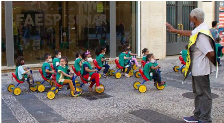 Crianças exploram centro da cidade em projeto 'Motoca na praça