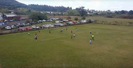 Futebol infantil meninos jogam esporte competitivo no parque